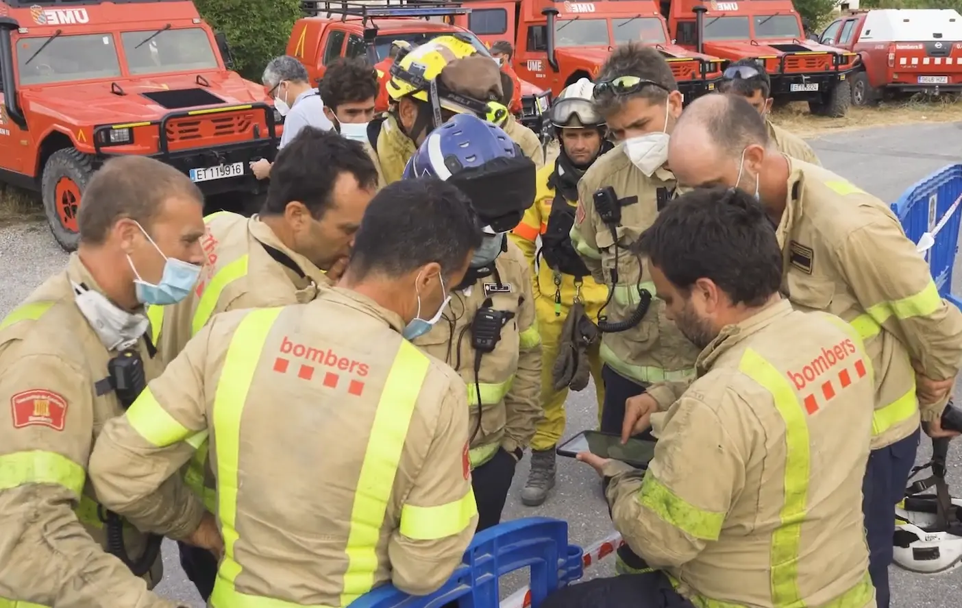 Firefighters using Windsond meeting around their chef to understand what they have to do